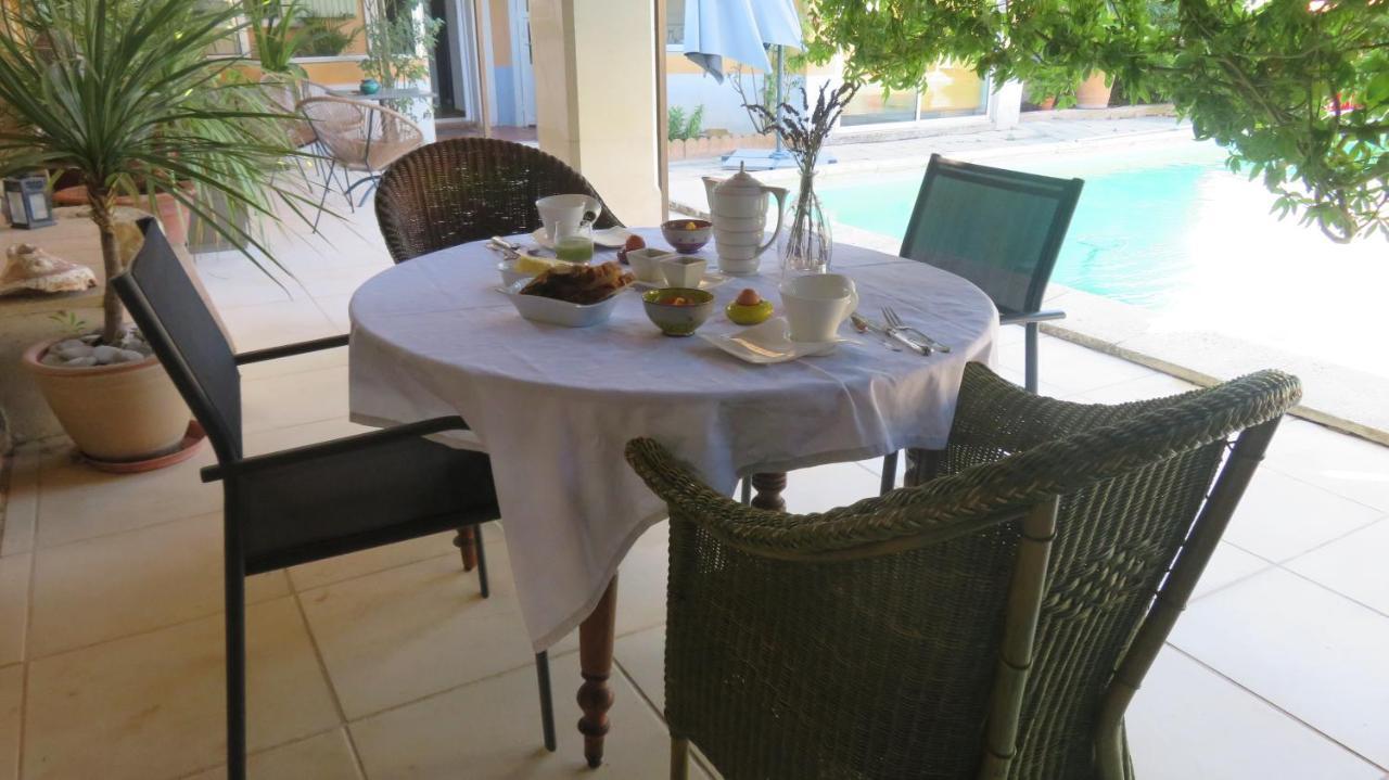Les Moineaux Bed & Breakfast รุสเทรล ภายนอก รูปภาพ